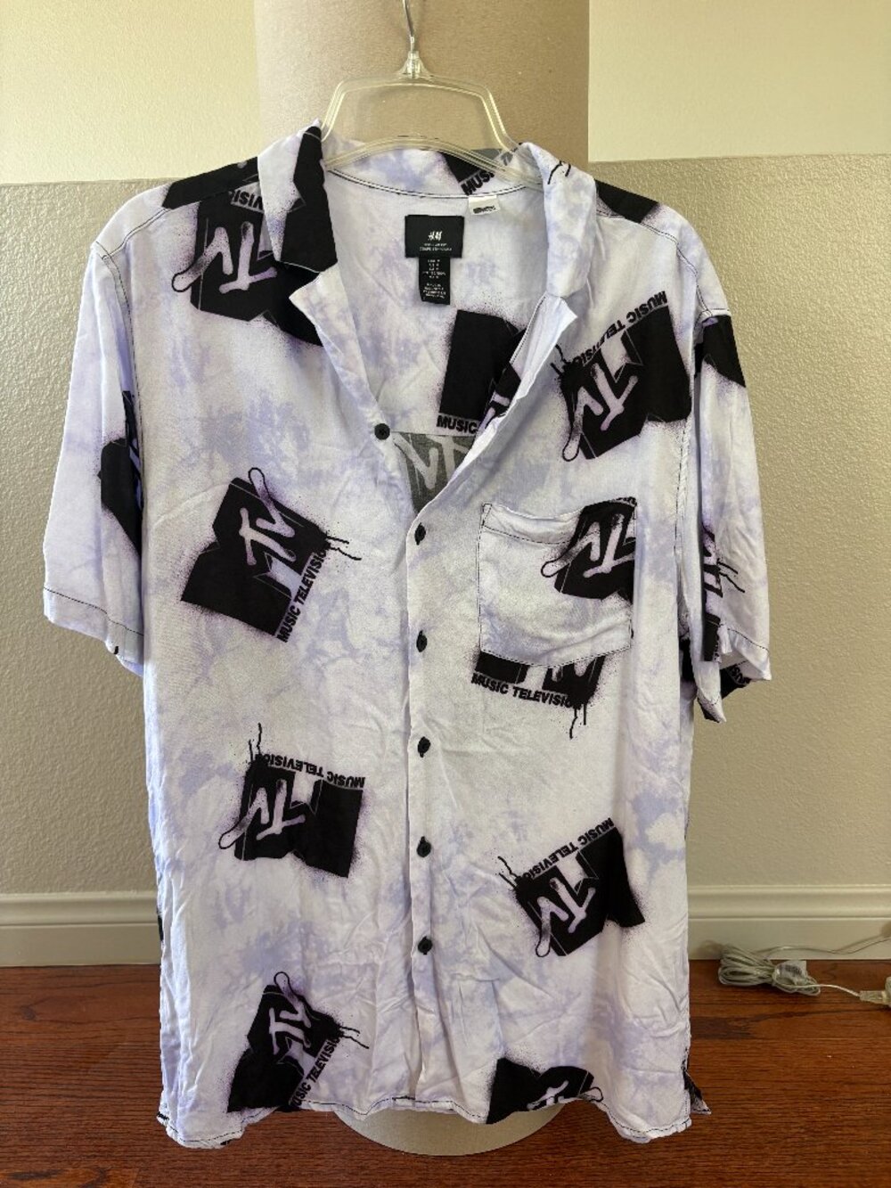 H&M Men’s MTV Graphic Lavender Button-Up Short Sleeve Shirt Medium